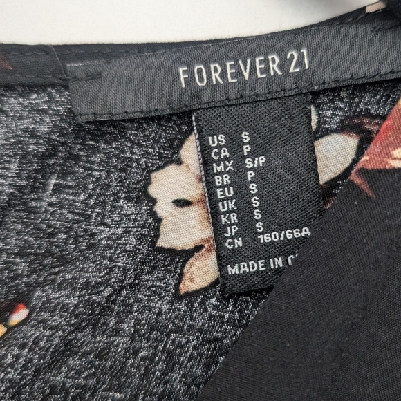 Black romper with flowers - Picture 5 of 5